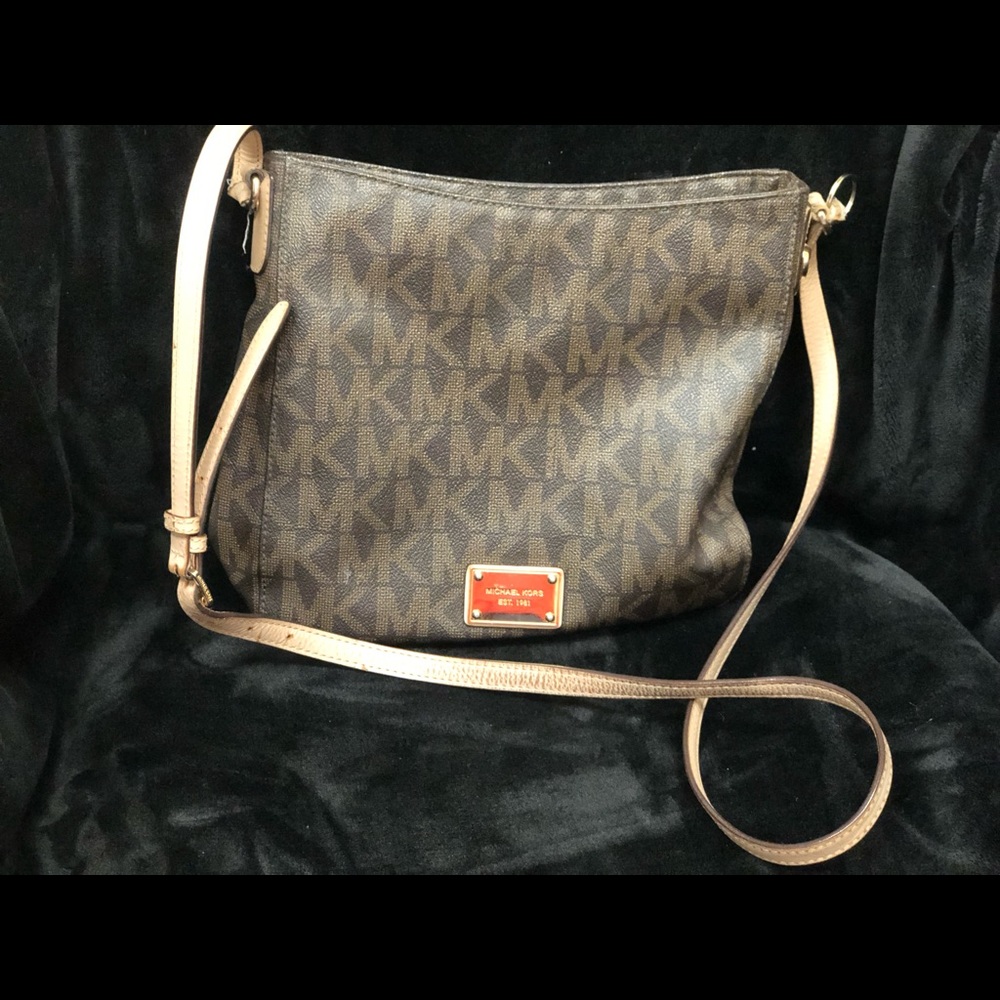 Authentic Michael Kors Jet Set Travel Messenger